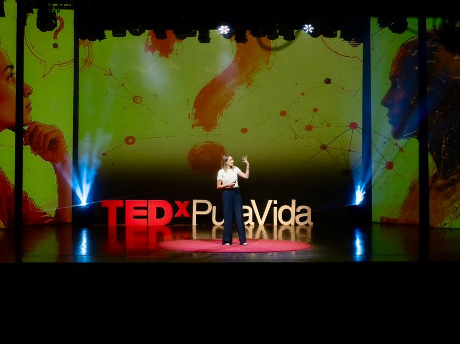 Irene Rosich en el escenario de TEDxPuraVida.