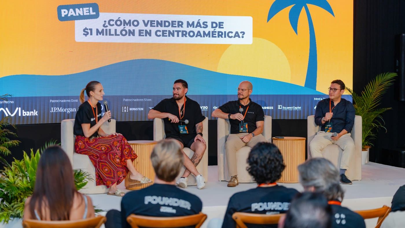 Irene Rosich moderando un panel.